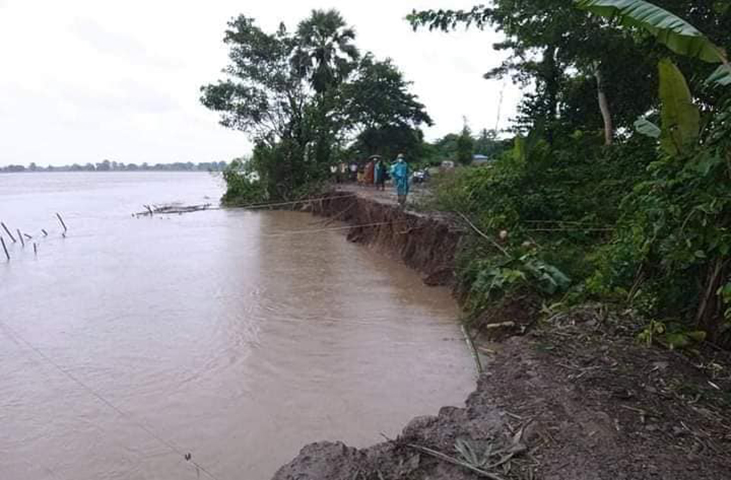 ဟင်္သာတတွင် မြစ်ရေတိုက်စားမှုကြောင့် ကမ်းပြိုကျပြီး နေအိမ်များ ပြောင်းရွှေ့