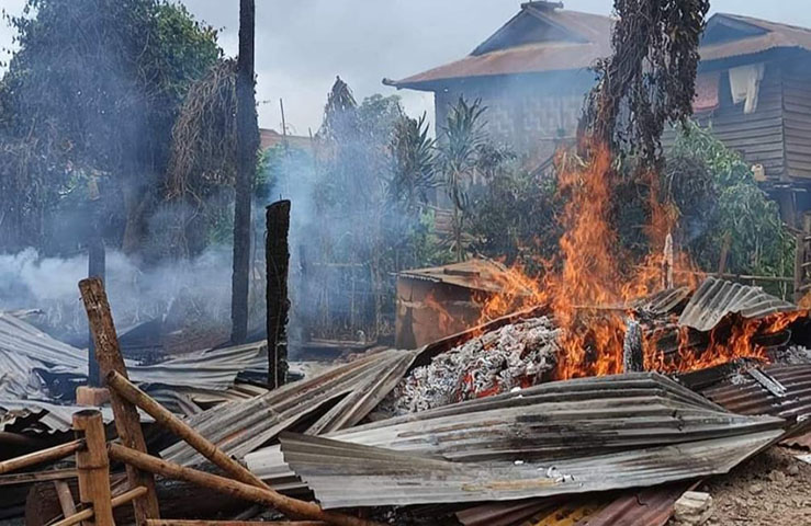 စစ်ကောင်စီနှင့်ပြည်သူ့စစ်က  မောက်မယ်မြို့နယ်တွင် အိမ်များမီးရှို့ပြီး ဒေသခံများကိုဖမ်းဆီး
