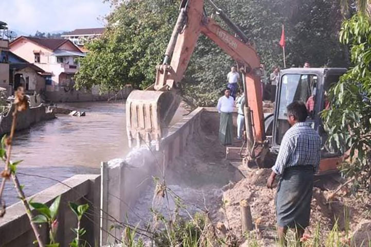 ထိုင်း-မြန်မာနယ်စပ် မယ်ဆိုင်ချောင်းဘေးက ကျူးအဆောက်အအုံများဖြိုဖျက်ခံရ