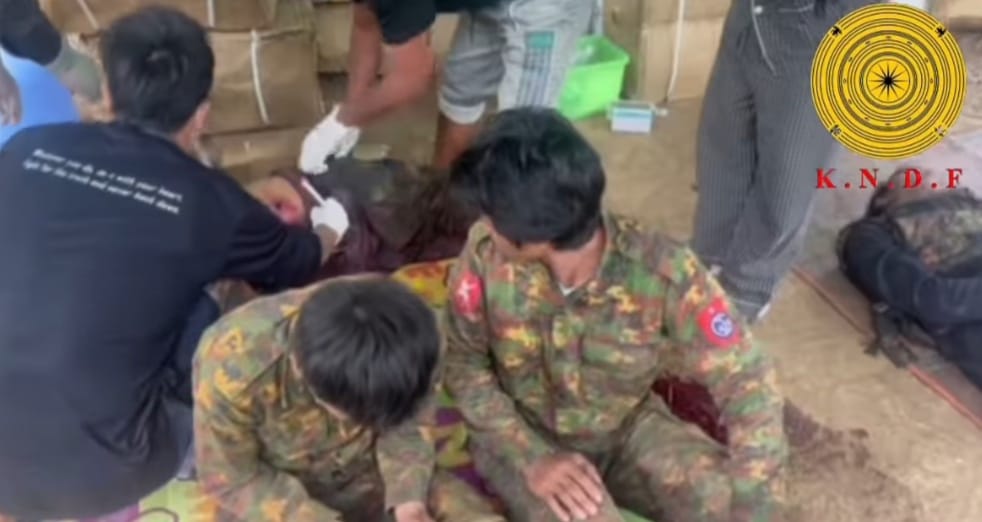 လွိုင်ကော်တိုက်ပွဲ၌ ဖမ်းမိသည့် စစ်ကောင်စီတပ်သားများကို ဆေးကုသပေးနေ