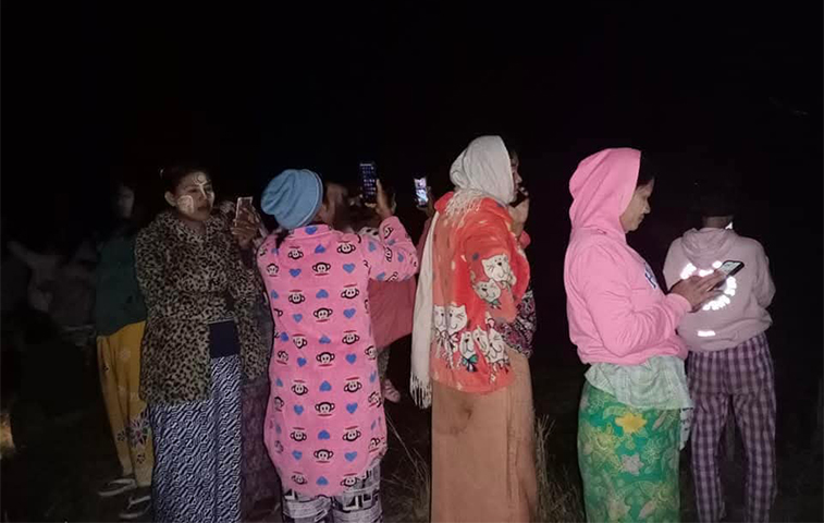 ရခိုင်တွင် မိုဘိုင်းဖုန်းလိုင်းပြတ်တောက်နေသဖြင့် ဒေသခံများ အခက်တွေ့
