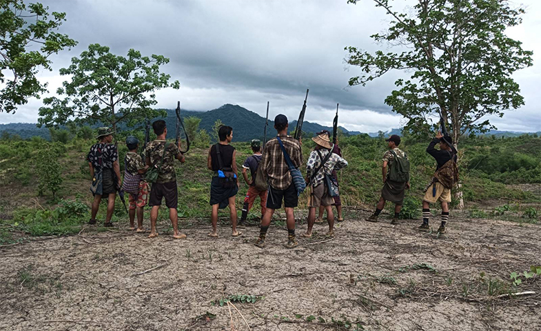 ပဲခူးရိုးမထဲ စစ်ကောင်စီစစ်ကြောင်း မိုင်းဆွဲခံရ၊ ပေါင်းတည်တွင် အုပ်ချုပ်ရေးမှူး သားအဖ ပစ်သတ်ခံရ