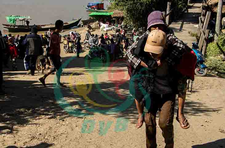 ဗန်းမော်မြို့ထဲ တိုက်ပွဲများကြောင့် ဘေးလွတ်ရာ ထွက်ပြေးတိမ်းရှောင်နေတဲ့ ပြည်သူများ မြင်ကွင်း။