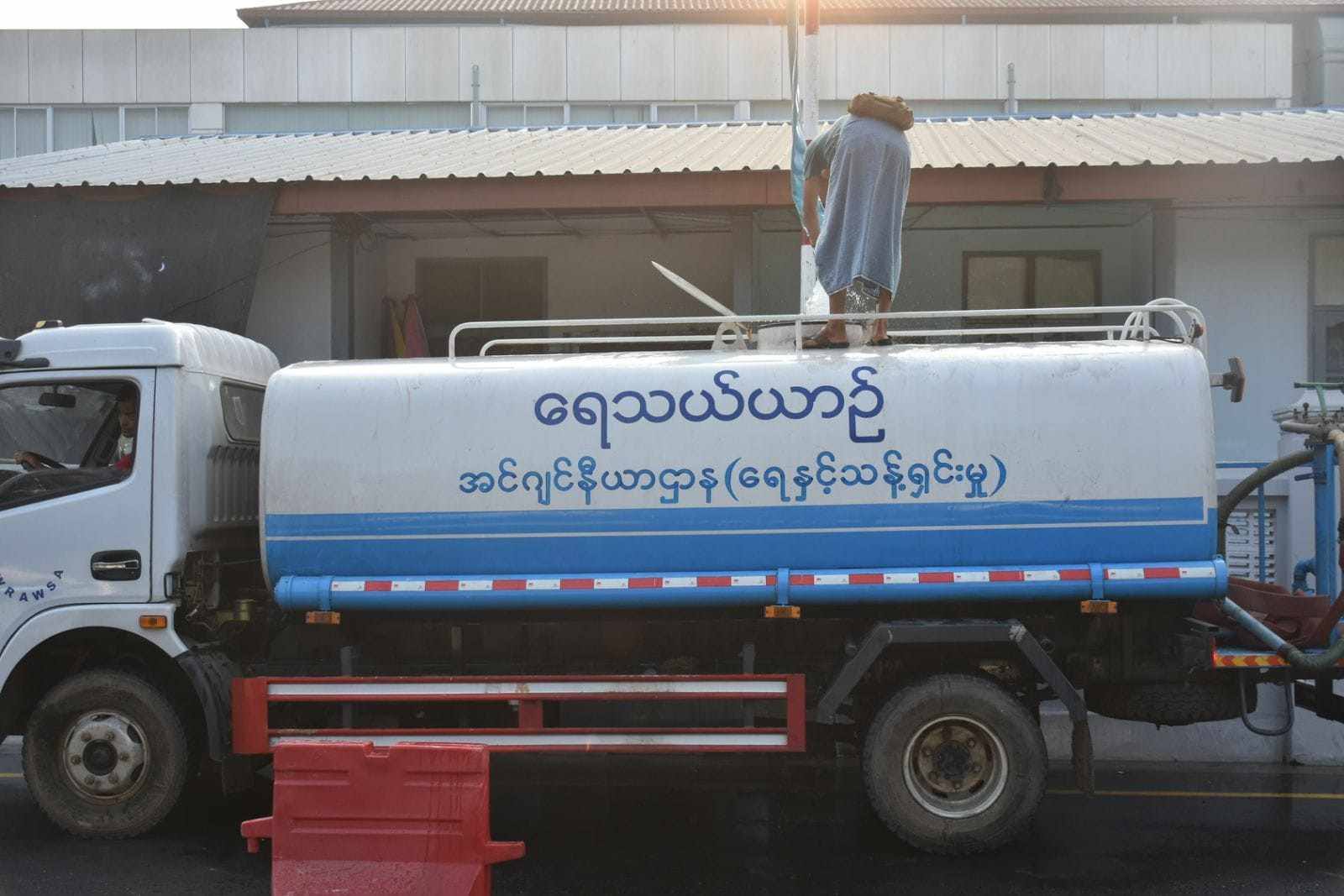 ရန်ကုန်တွင် လျှပ်စစ်မီးပျက်ချိန်ပိုကြာလာပြီး ရေပါပြတ်လာသဖြင့် ပြည်သူများ အခက်ကြုံ