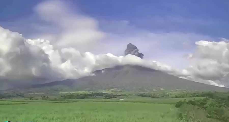 ဖိလစ်ပိုင်တွင် မီးတောင်ပေါက်ကွဲမှုကြောင့် နေအိမ်အဆောက်အဦနှင့်လမ်းများ ပြာဖုံး