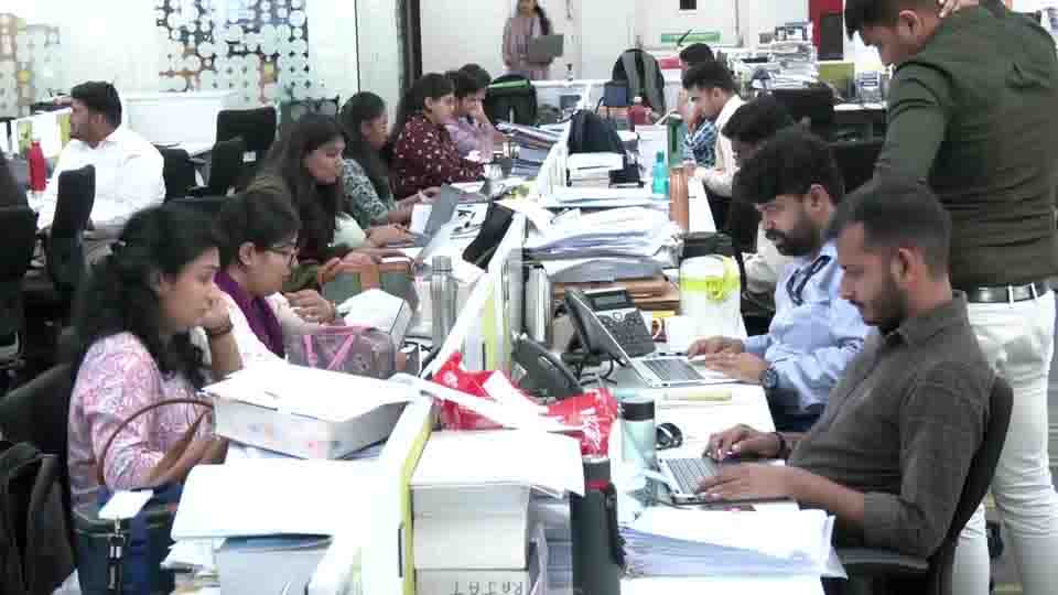 အိန္ဒိယကုမ္ပဏီဝန်ထမ်းများ လုပ်ငန်းခွင်တွင် အလွန်အကျွံ ဖိစီးမှုနှင့် ကြုံတွေ့နေရ