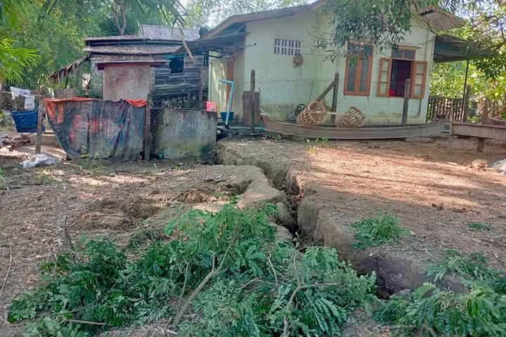 အင်းတကော်တွင် ပဲခူးမြစ်ကမ်းပါး ပြိုကျမှုကြောင့် နေအိမ်အချို့ပျက်စီး