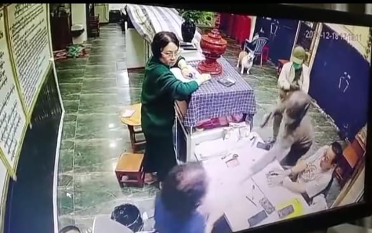 မန္တလေး ရွှေစင်အကယ်ဒမီရွှေဆိုင်တွင် ကျပ်သိန်း ၃၀၀၀၀ ကျော်တန်ဖိုးရှိ ရွှေများ ဓားပြတိုက်ခံရ