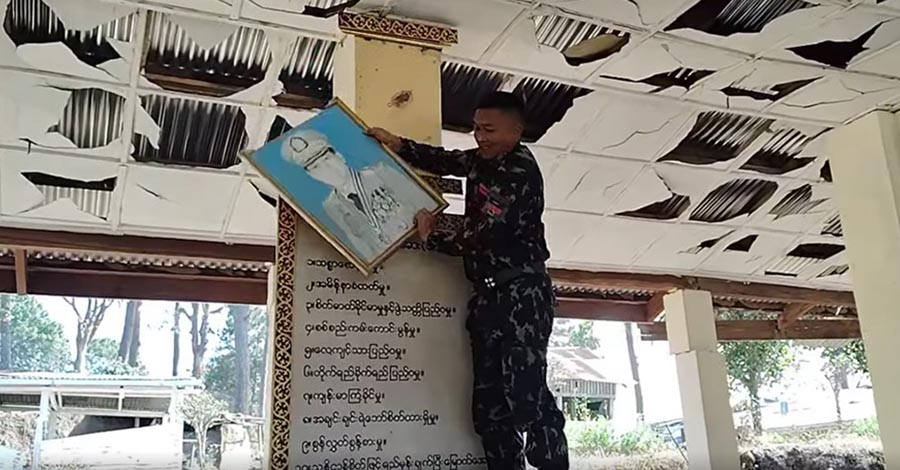မင်းတပ်တွင် စစ်ခေါင်းဆောင်ဓာတ်ပုံ ဖြုတ်ချပြီး ချင်းပြည်နယ် အလံလွှင့်တင်