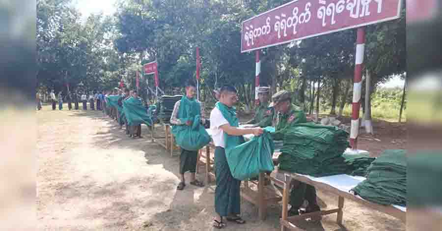 စားအုန်းဆီစာအုပ် လုပ်စဉ်က ပေးခဲ့ရသည့် အိမ်ထောင်စုစာရင်းဖြင့် ပေါ်တာဆွဲနေ