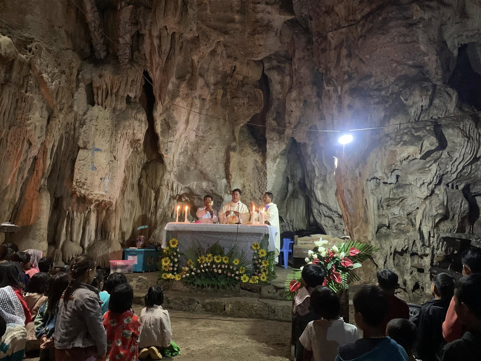 အိမ်မပြန်နိုင်သေးသူတို့ရဲ့ ခရစ္စမတ်