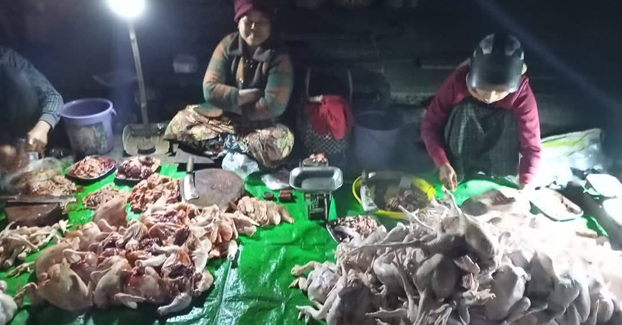 ကလေးမြို့တွင် ဈေးသည်‌များထံမှ အသားငါးများကို စစ်တပ်က ခြိမ်းခြောက်ယူဆောင်