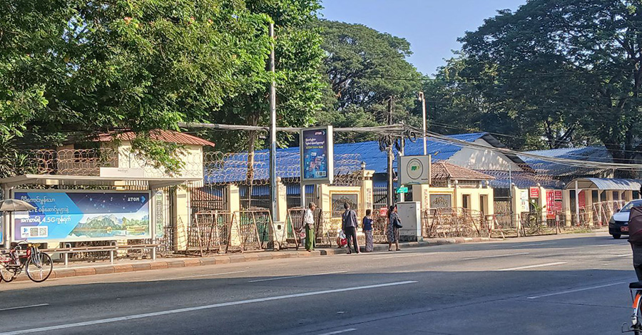 လွတ်ငြိမ်းချမ်းသာခွင့် မျှော်လင့်ချက်ဖြင့် အင်းစိန်ထောင်အနီး လာရောက်စောင့်ဆိုင်းသူအချို့ရှိ