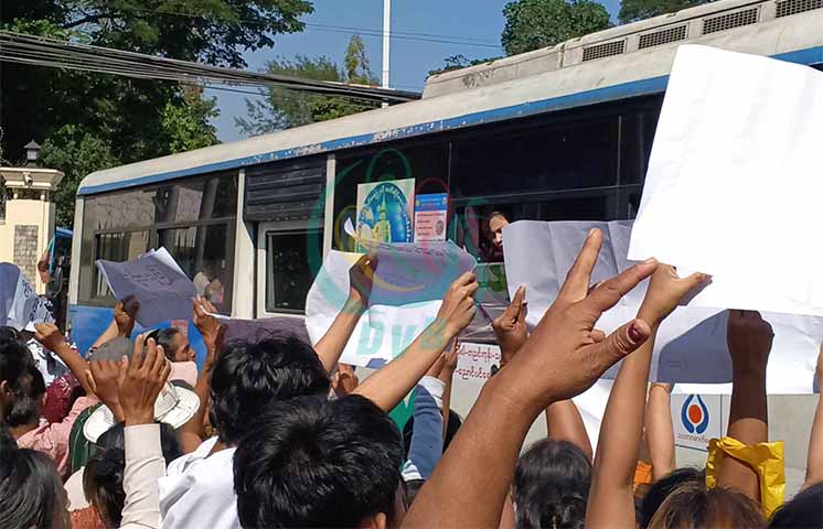အင်းစိန်ထောင်မှ အကျဉ်းသားများ ပြန်လွတ်လာ (ဓာတ်ပုံ) 