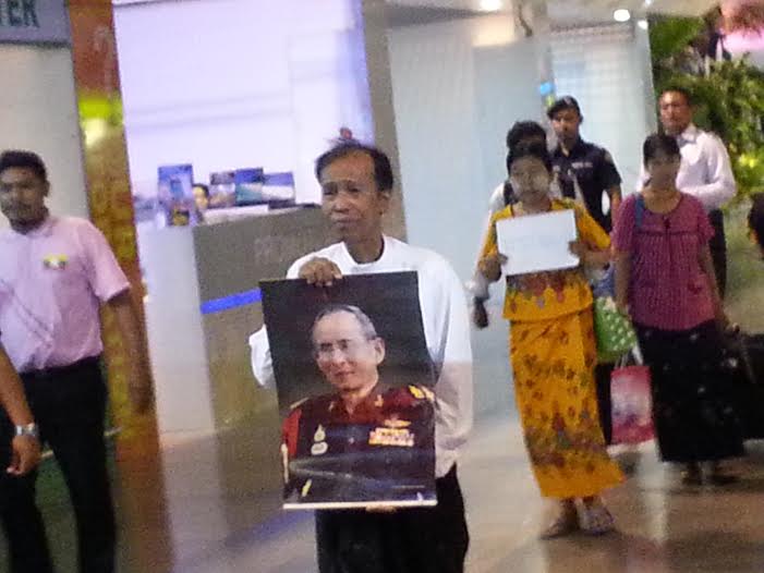 စြပ္စြဲဖမ္းဆီးခံ ျမန္မာလူငယ္ ၂ ဦး၏ မိဘမ်ား ဘန္ေကာက္ေရာက္ၿပီ (ဓာတ္ပုံ)