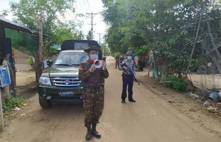 သာပေါင်းမြို့နယ်က အုပ်ချုပ်ရေးမှူးများကို လက်နက်ထုတ်ပေး
