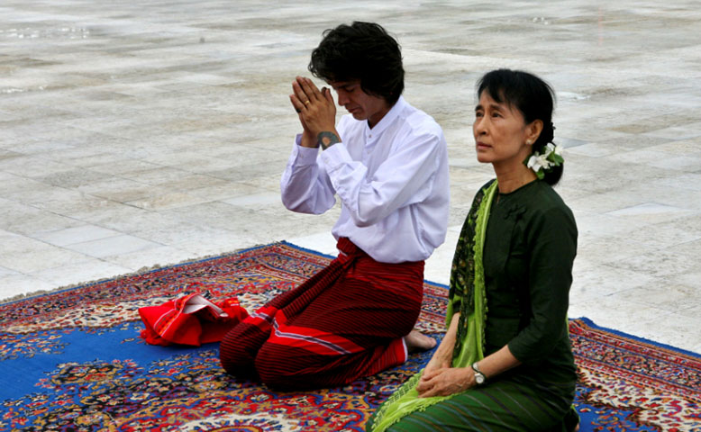 ဒေါ်အောင်ဆန်းစုကြည် အသက် ၈၀ ပြည့်ကမ်ပိန်း သားဖြစ်သူ ကင်မ်အဲရစ် ဦးဆောင် ပြုလုပ်နေ