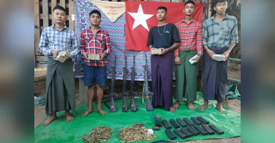 နမခဌာနချုပ်က တပ်သားသစ် ၄ ဦး လက်နက်ခဲယမ်းနှင့် အလင်းဝင်