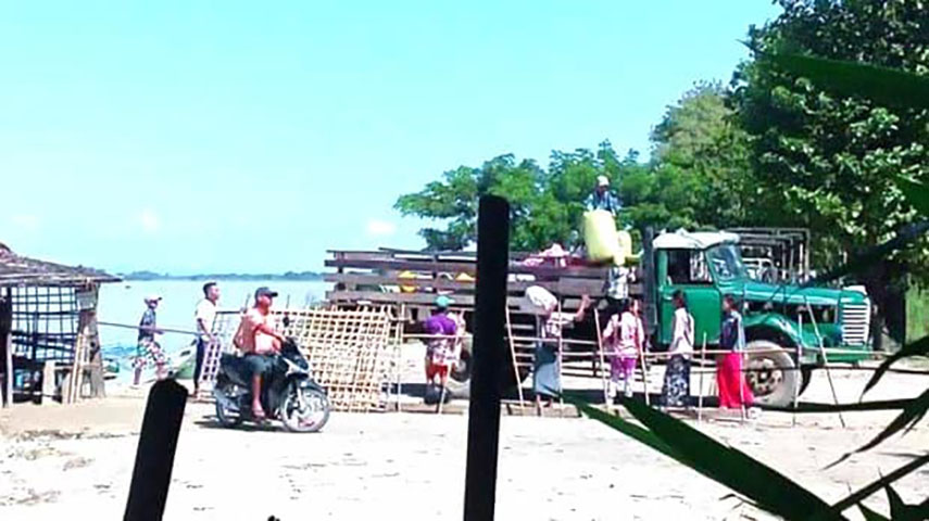 ရွှေသောင်ယံဒေသခံများ ရွှေ့ပြောင်း၊ ငါးသိုင်းချောင်းတွင်  စစ်ဘေးရှောင်များထံမှ အဓမ္မ ငွေညှစ်နေ 