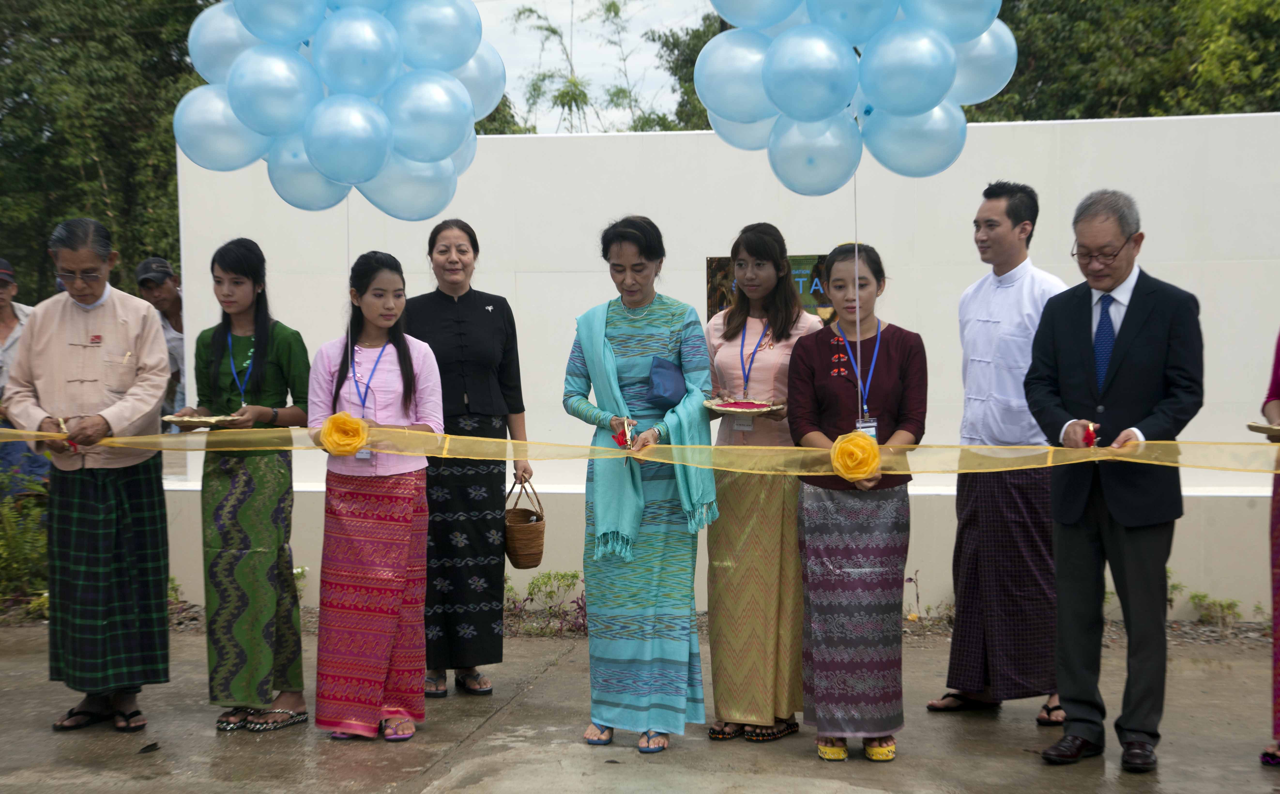 ေဒၚခင္ၾကည္ေဖာင္ေဒရွင္းဖြင့္ပဲြကို ေဒၚေအာင္ဆန္းစုၾကည္ တက္ေရာက္