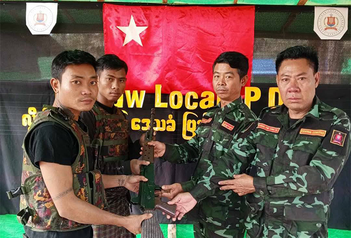 ကရင်နီတွင် စစ်ကောင်စီတပ်ဖွဲ့ဝင် ၅ ဦး လက်နက်နှင့် အလင်းဝင်