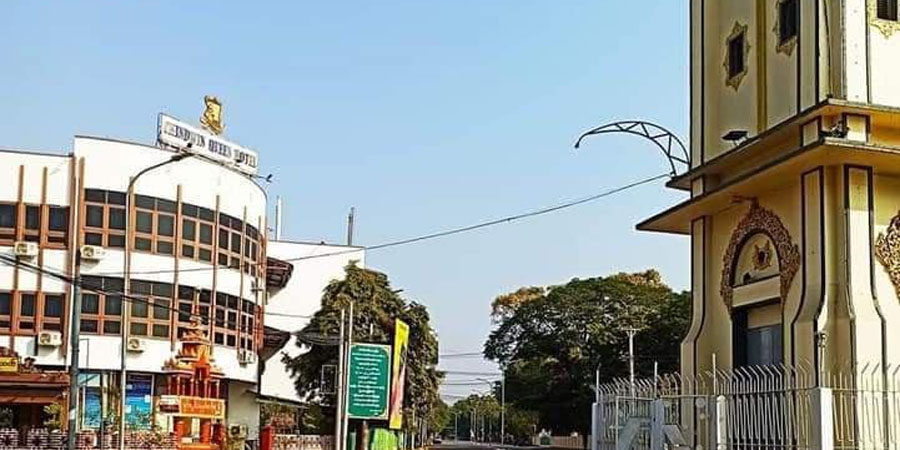မုံရွာတွင် လက်ဖက်ရည်ဆိုင်ထိုင်နေသည့် ပြည်သူများကို စစ်တပ်က သေနတ်ပစ်ဖောက် ဖမ်းဆီး