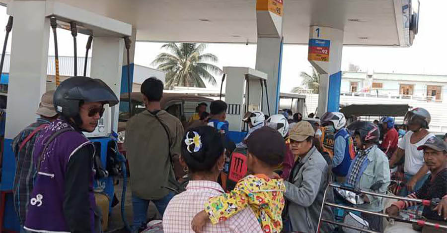 ထိုင်းက လောင်စာဆီဖြတ်မည့် သတင်းကြောင့် မြန်မာနယ်စပ်မြို့ ဆီဆိုင်များတွင် အလုအယက် ဝယ်ယူနေ