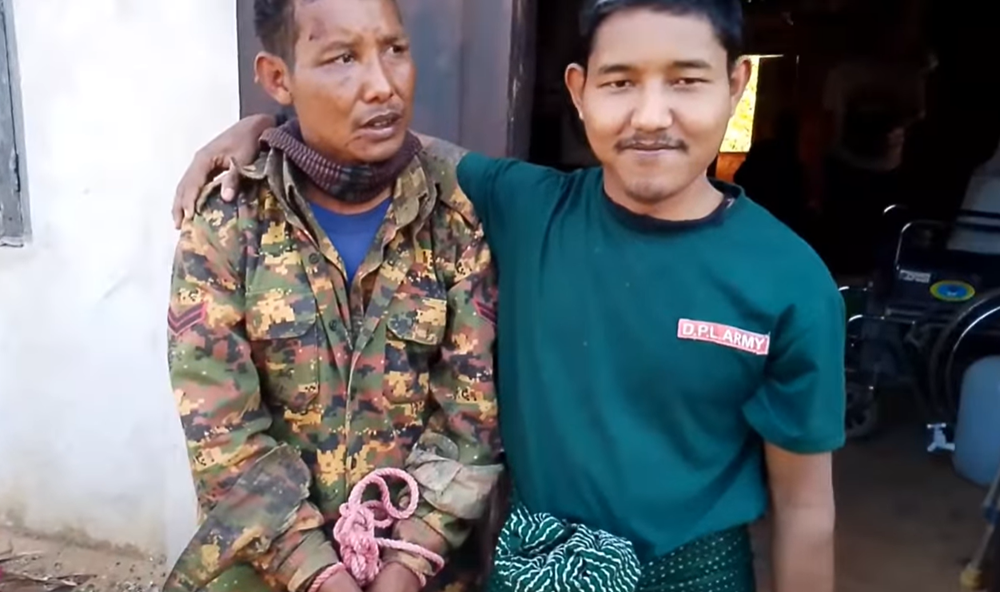 အကိုဖြစ်သူစစ်သားကို ညီဖြစ်သူ၏ တော်လှန်ရေးတပ်က ဖမ်းဆီးရမိ