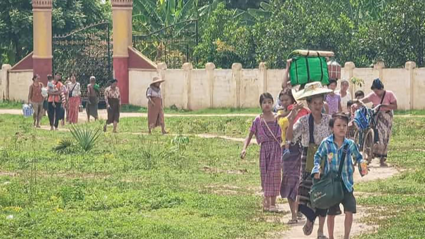 ဘုတလင်တွင် စစ်ကြောင်းထိုးတိုက်ပွဲဖြစ်နေသဖြင့် ဒေသခံသောင်းနှင့်ချီထွက်ပြေးနေရ