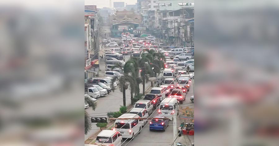 မြဝတီမြို့က မော်တော်ယာဉ်ထောင်ချီ မဲဆောက်တွင် စက်သုံးဆီ လာဝယ်နေရ 