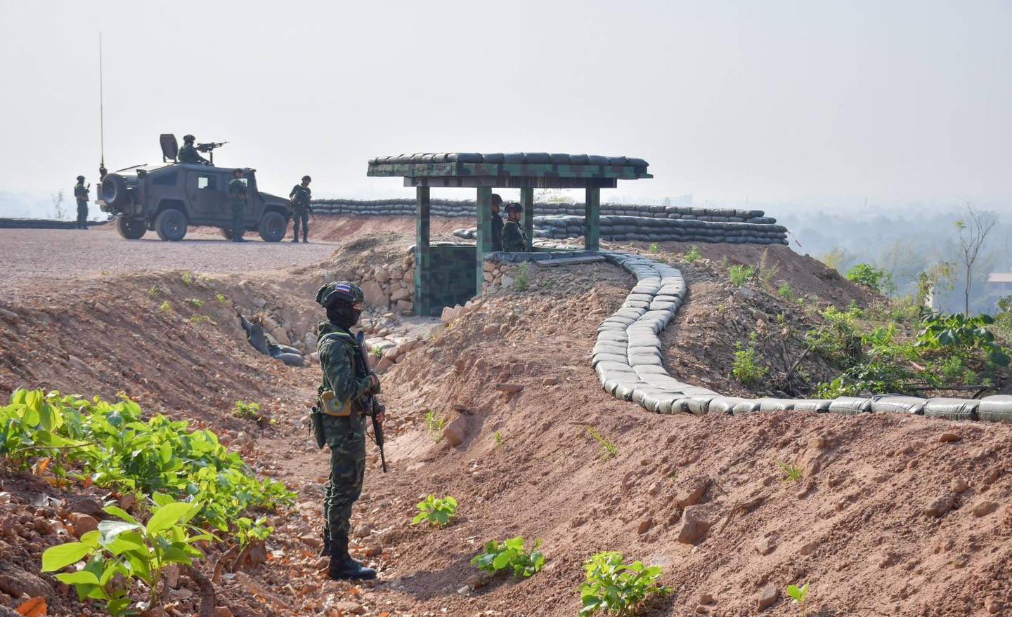 ကျားဖြန့်အရှိန်မြှင့်နှိမ်နင်းရန် ထိုင်းကာကွယ်ရေးဦးစီးချုပ် နယ်စပ်သို့ သွားရောက်စစ်ဆေး (ဓာတ်ပုံ) 