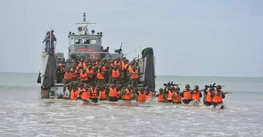 စစ်တွေ၌ တိုက်ပွဲဖြစ်ပြီး စစ်ကောင်စီက ရေတပ်သင်္ဘော ၄ စီးဖြင့် အင်အားဖြည့်