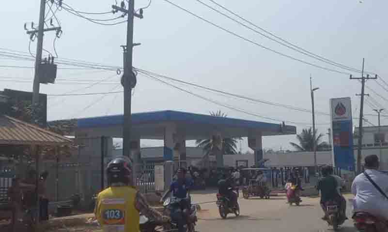 မြဝတီတွင် ဓာတ်ဆီ ၁ လီတာ ကျပ် ၁၅၀၀၀ ဖြစ်ပြီး လိုသလောက်ဝယ်မရ