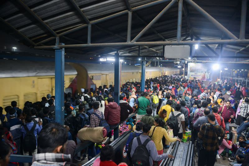 နယူးဒေလီ ဘူတာရုံတွင် လူအုပ်ပြိုကျပြီးနောက် ပျောက်ဆုံးသူများကို ရှာဖွေ