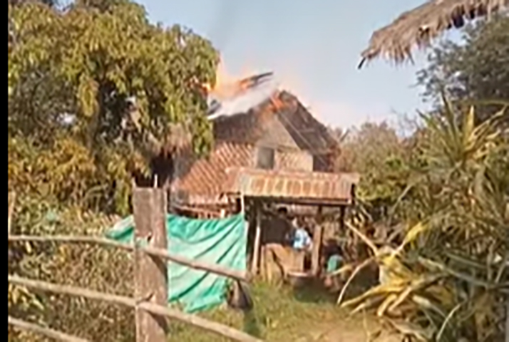 ဖားကန့် ဝါရာဇွပ်ကျေးရွာကို စစ်တပ်ကဗုံးကြဲ၊ အရပ်သား ၁ ဦးသေဆုံးပြီး နေအိမ်အချို့မီးလောင်