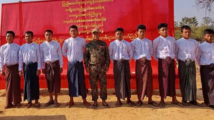 ဟုမ္မလင်း ရှမ်းနီတပ်ဖွဲ့ဝင် ၉ ဦးနဲ့ ရွှေဘိုရဲတပ်ဖွဲ့ဝင် ၁ ဦးတို့ လက်နက်ခဲယမ်းများဖြင့် အလင်းဝင်