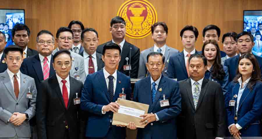 ထိုင်းဝန်ကြီးချုပ် ဖဲထောင်းထန်း ရှင်နာဝပ်ကို အယုံအကြည်မရှိ အဆိုတင်သွင်း 