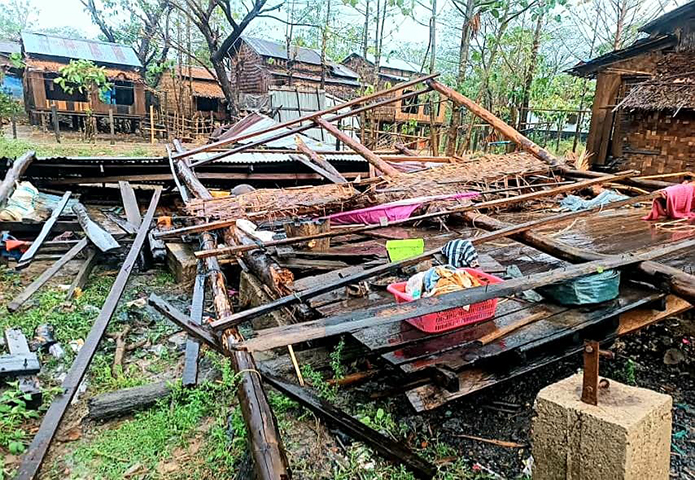သာပေါင်းမြို့နယ်၌ မိုးသက်လေပြင်းကြောင့် နေအိမ် ၁ လုံးပြိုပြီး ၃ လုံး အမိုးလန်ပျက်စီး