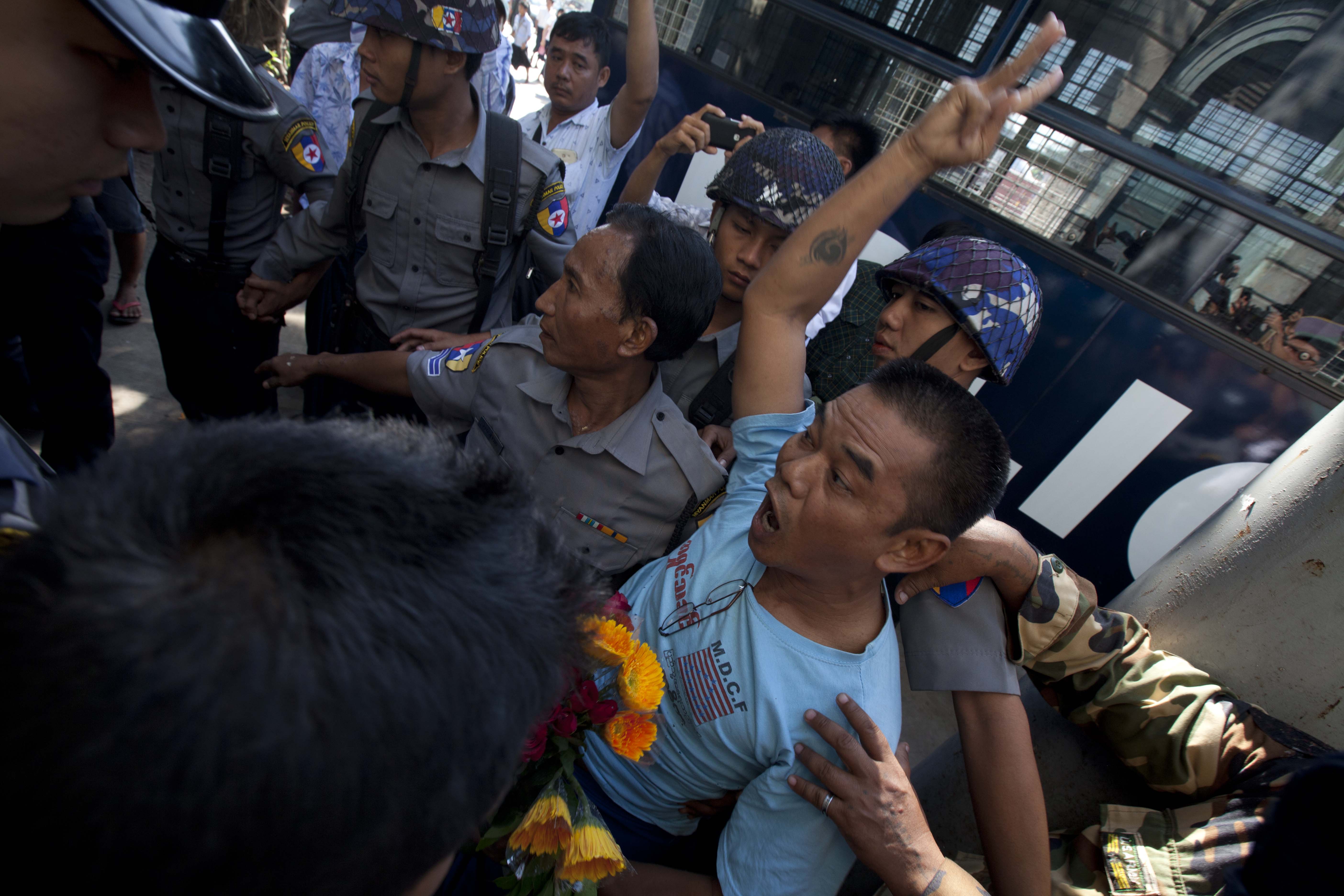 ဦးထင္ေက်ာ္ကုိ ေထာင္ဒဏ္ ၂ ႏွစ္ ခ်မွတ္ (ဓာတ္ပုံ)