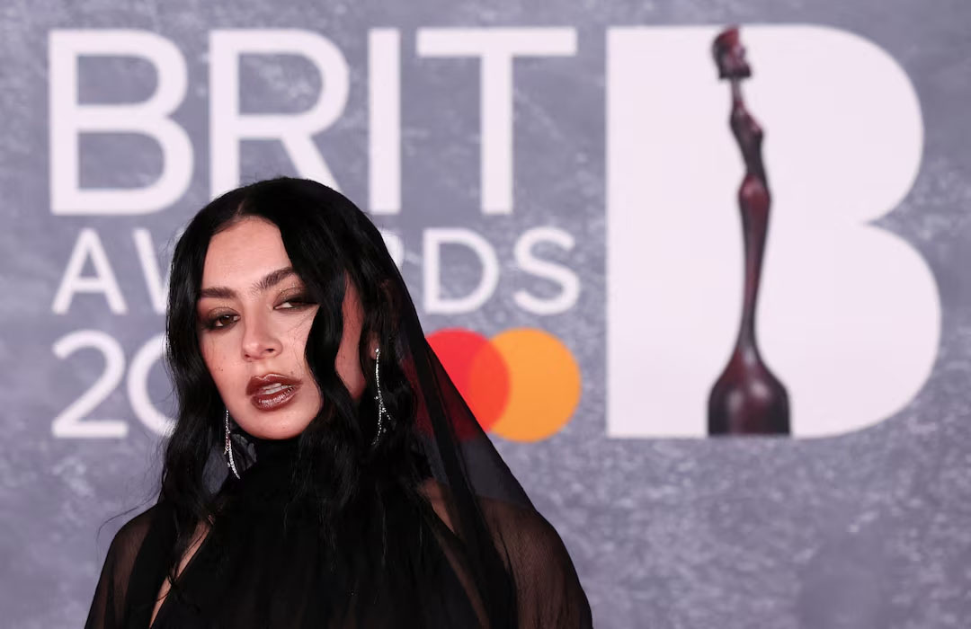 ဗြိတိန် ဂီတဆုပေးပွဲ BRIT တွင် Charli XCX ၏ Brat အယ်လ်ဘမ်အောင်ပွဲခံ