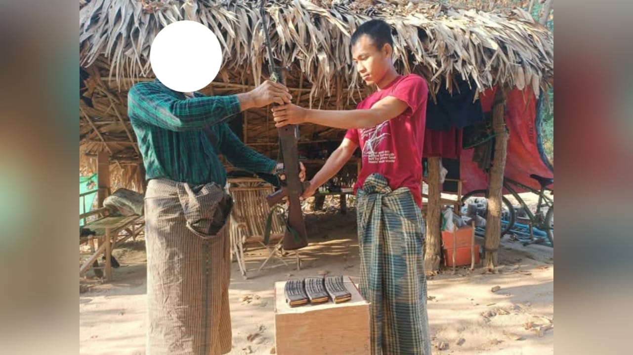ပေါ်တာဆွဲခံရပြီး စစ်မှုထမ်းနေသူ ၁ ဦး မြိုင်ပကဖထံ လက်နက်ခဲယမ်းနှင့် အလင်းဝင်
