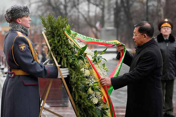 မော်စကိုရောက် စစ်ခေါင်းဆောင်  အညတရစစ်သည် ဂူဗိမာန်၌ လွမ်းသူပန်းခွေချ (ဓာတ်ပုံ) 