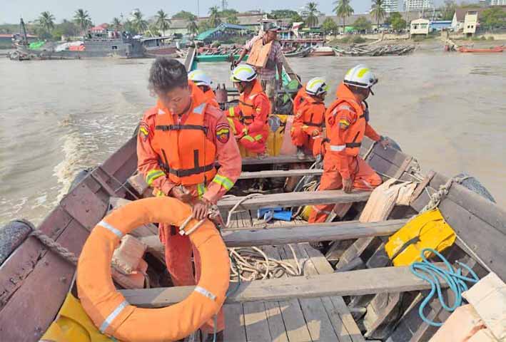 လမ်းမတော် ကလီဆိပ်ကမ်း၌ လူ ၁၂ ဦးပါ စက်လှေမှောက်ပြီး ၁၁ တန်းကျောင်းသား ပျောက်ဆုံး
