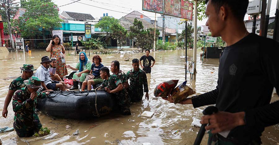 အင်ဒိုနီးရှားတွင် မိုးသည်းထန် ရေကြီးမှုကြောင့် လူထောင်ပေါင်းများစွာ ရွှေ့ပြောင်း