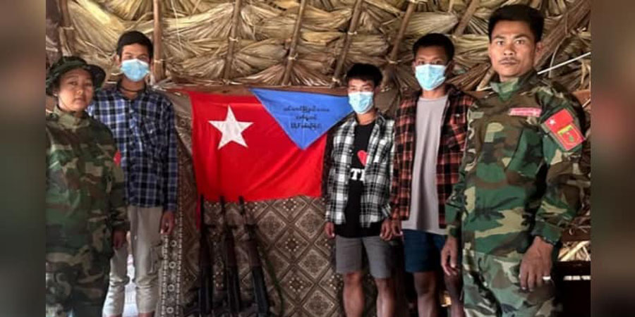 ယင်းမာပင်တွင် စစ်မှုထမ်းတပ်သားသစ် ၃ ဦး လက်နက်ခဲယမ်းနှင့် အလင်းဝင်