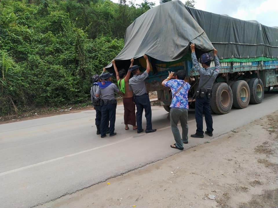 ဘားအံတွင် ထိုင်းကုန်စည်တင်လာသည့် ယာဉ်အစီး ၃၀၀ ကျော်ကို စစ်ကောင်စီတပ် ဖမ်းဆီး