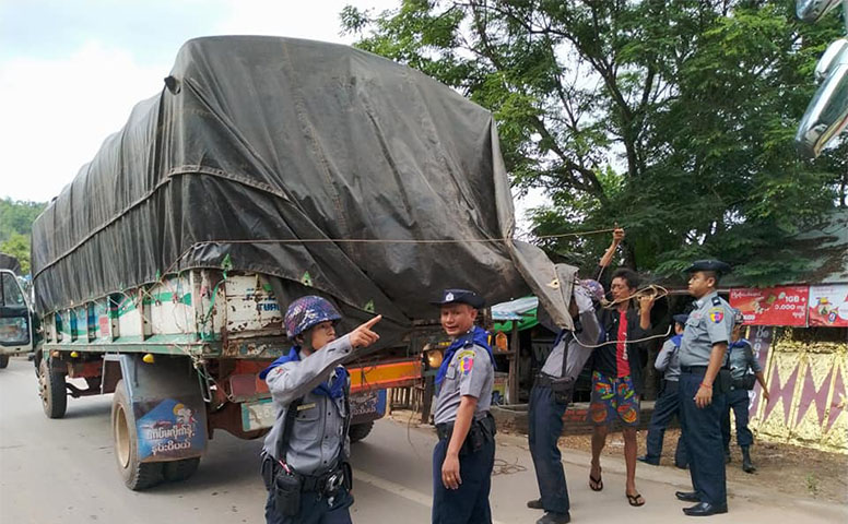 ဘားအံတွင် ဖမ်းဆီးခံရသည့် ယာဉ် ၃၀၀ ကျော်ကို အကောက်ခွန်ဌာနက စစ်ဆေးနေ