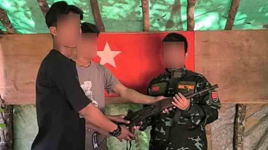 အဓမ္မစစ်မှုထမ်းနေရသူ ၂ ဦး နေပြည်တော်တွင် လက်နက်ခဲယမ်းများဖြင့် အလင်းဝင်