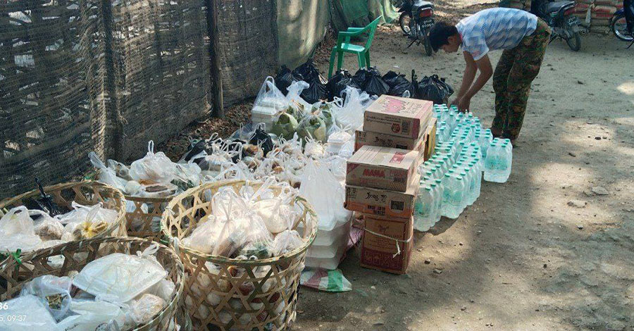 ပန်းတောင်းမြို့နယ်က ဒေသခံများ စစ်ကောင်စီတပ်ကို ထမင်းထုပ်ပို့နေရ