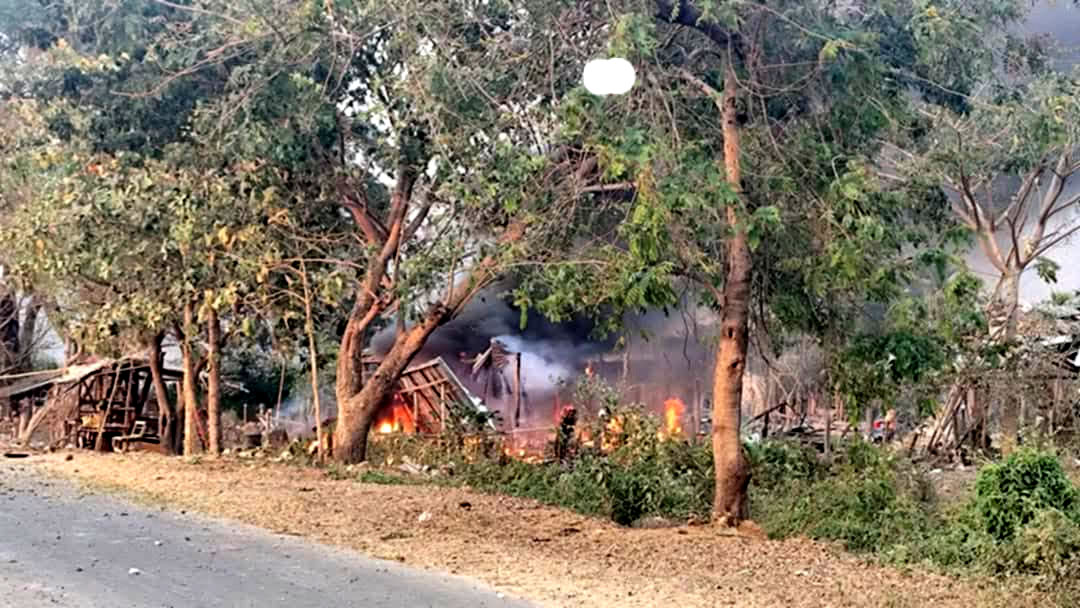 ထီးချိုင့်မြို့နယ်၌ လေကြောင်း ဗုံးကြဲမှုကြောင့် စက်သုံးဆီဆိုင်နှင့် လူနေအိမ်အချို့ပျက်စီး